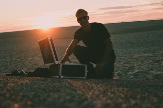 Ben van der Burg tijdens een mediaoptreden, met focus op zijn publieke loopbaan en privéleven buiten beeld