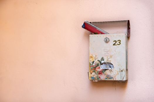 Brievenbus Bestamsterdam aan de Koninginneweg met straatbord en woningen op de achtergrond