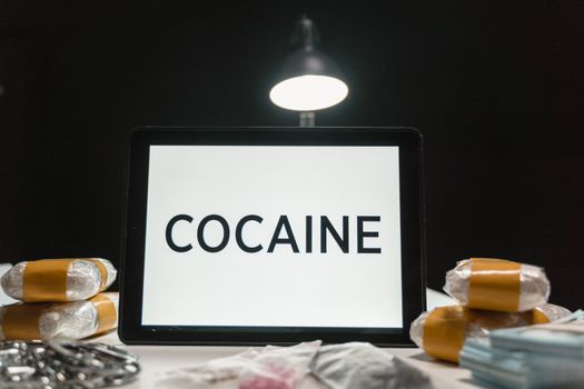 Illustratie van hersenen en hart bij een artikel over wat cocaine met het lichaam doet