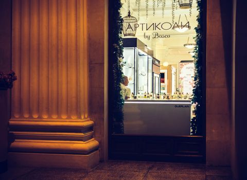 Luxe Guerlain parfumflacon op een stijlvolle tafel met zachte lichtreflectie