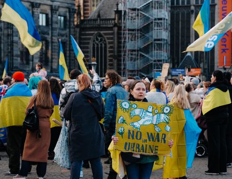 Laatste nieuws Oekraïne op scherm met kaart, drones en internationale reacties
