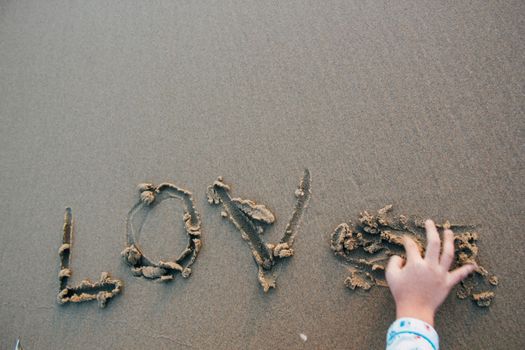 Stel wandelt hand in hand door Amsterdam en maakt tijd voor liefde en quality time