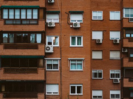 Binnen- en buitenunit van een split unit airco aan een woning in Bestamsterdam