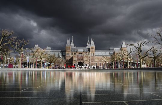 Donkere lucht en harde wind langs het IJ in Amsterdam bij storm humberto nederland