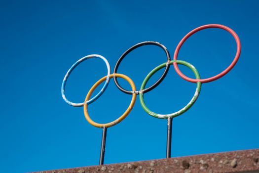 Afsluiting olympische spelen 2026 met vlaggenparade en vuurwerk in een Italiaans stadion tijdens de slotceremonie