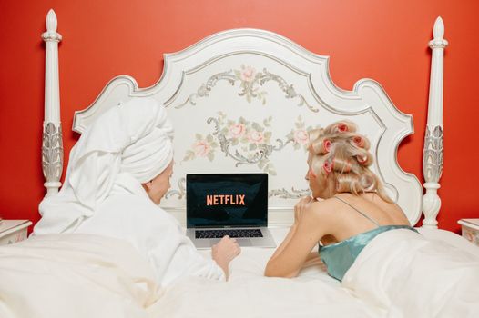 Overzicht van de beste Netflix-series van dit moment op een tv-scherm in een gezellige woonkamer