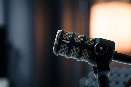 Microfoon, koptelefoon en moderne gadgets als illustratie bij de bright podcast