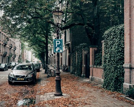 Gratis parkeren Bestamsterdam aan de centrumrand met parkeerplaatsen en looproute naar winkels en station