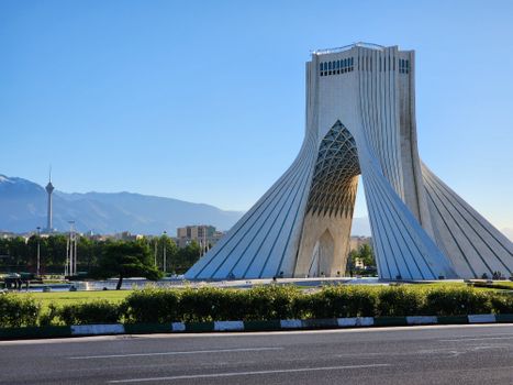 Liveblog-scherm met iran nieuws en wereldkaart op een redactie in Amsterdam