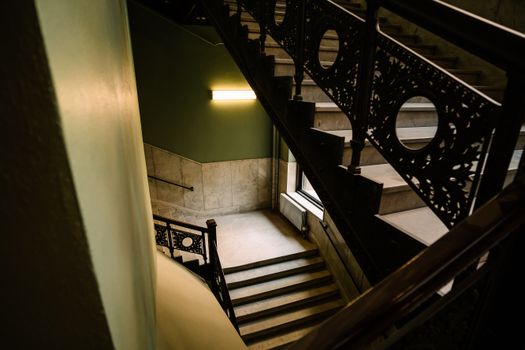 Sfeervolle woonkamer in Bestamsterdam met een jaren 30 interieur, visgraatvloer, warme kleuren en authentieke details