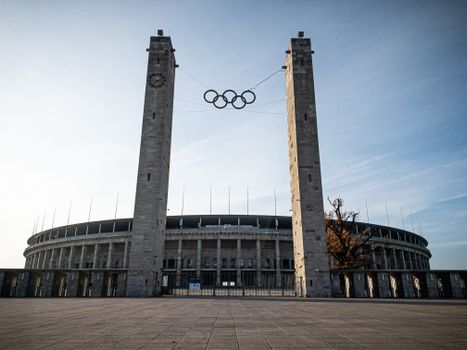 Kalender olympische spelen 2026 op scherm met winterarena en schaatsers in actie