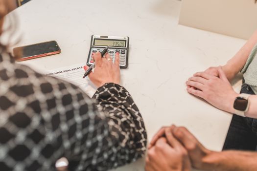Rekenvoorbeeld van een lineaire hypotheek vergeleken met een annuïteitenhypotheek met dalende maandlasten en lagere totale rente