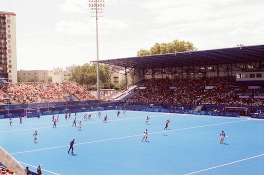 Bezoekers kijken live olympische spelen op een groot scherm in een sportcafé in Bestamsterdam