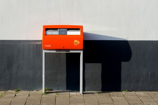 Bezoekers bij postkantoor Westerstraat in de Jordaan met pakketbalie en straatbeeld