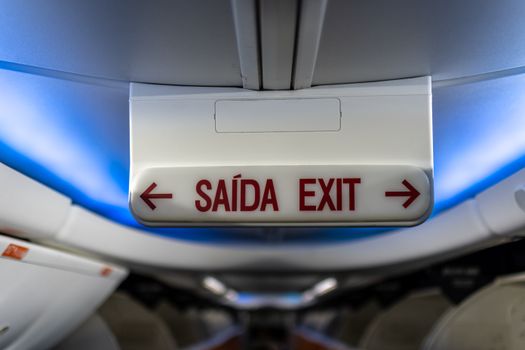 Saida Magge als nieuwslezer in een moderne televisiestudio