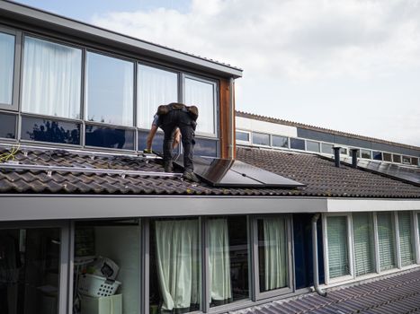Huishouden in Bestamsterdam bekijkt energierekening en opbrengst van zonnepanelen op het dak in 2026