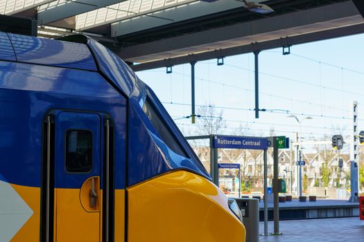 Hulpdiensten bij spoor in Amsterdam na treinongeval vandaag, met afgezet perron en reizigers op afstand