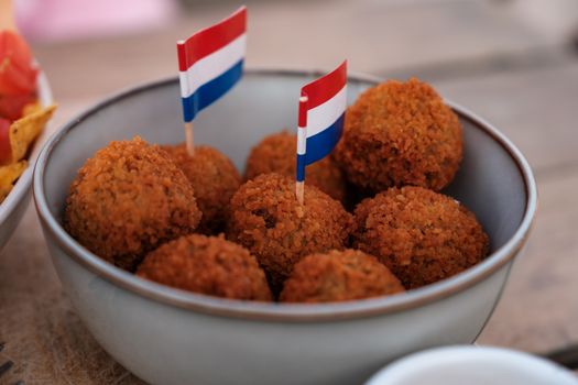 Lifestyle-collage met trendy snacks, dames sneakers, festivaloutfit en zomerse vakantiesfeer in Amsterdam