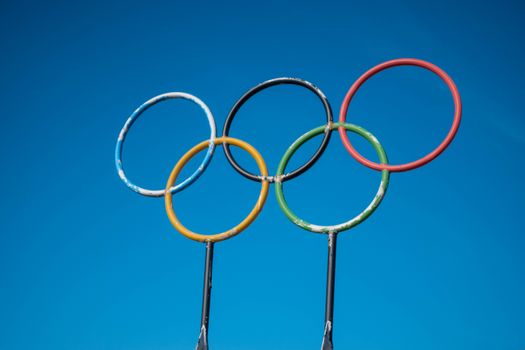 Smart-tv met sportapp en agenda voor vandaag olympische spelen in een woonkamer in Bestamsterdam