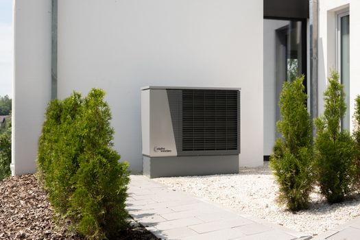 Installateur plaatst een warmtepomp zonder buitenunit in een woning in Bestamsterdam