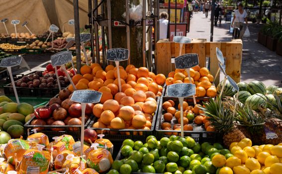 Kramen met groente, kaas en bloemen op de weekmarkt Bestamsterdam in het centrale winkelgebied