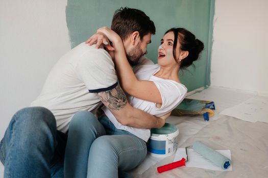Lichte Amsterdamse woonkamer om weer verliefd op je huis te worden met planten, zachte kussens en veel daglicht
