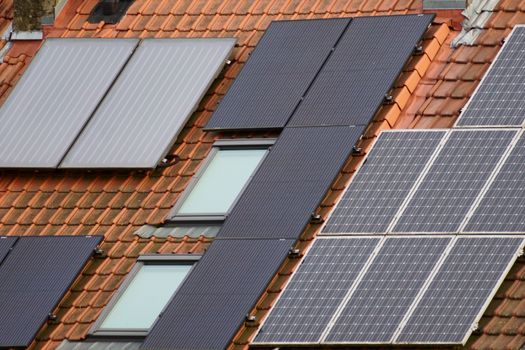 Zonnepanelen op een plat dak met montagesysteem en ballast op een uitbouw in stedelijke omgeving