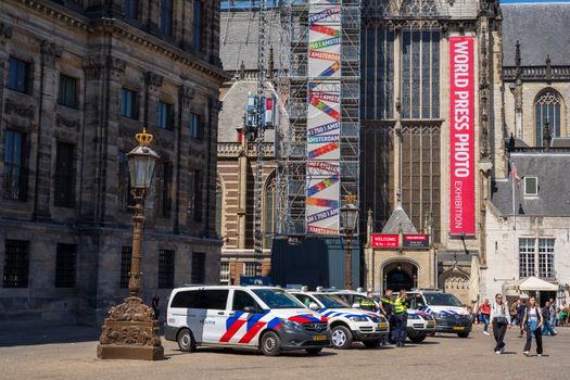 Bondgenoten nieuws op een tv-scherm met deelnemers, fragmenten en actuele kijkcijfers in beeld