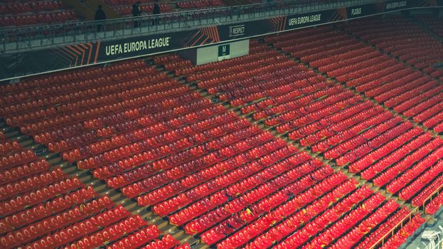 Europa league wedstrijden op tv in een Amsterdams sportcafé met speelschema en supporters in beeld