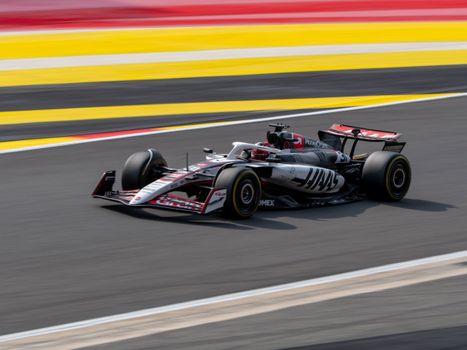 F1 nieuws op een scherm met een Formule 1-auto in de pitstraat tijdens een raceweekend