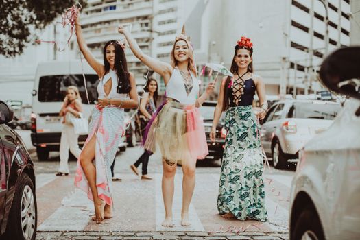 Trendy festivalgangers in Amsterdam met boho en metallic outfits voor festivalmode 2026