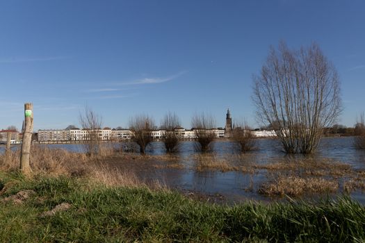 Drukke binnenstad van Zutphen tijdens koningsdag zutphen 2026 met oranjesfeer, marktpleinen en bezoekers