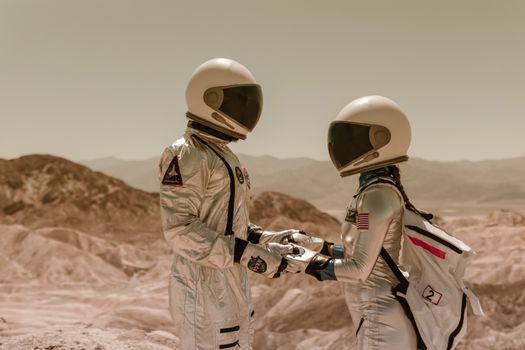 Illustratie van een raketlancering, een maanlander en satellieten boven de aarde
