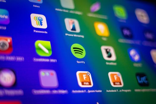 Het groene logo van Spotify op een smartphone-scherm met andere entertainment-apps eromheen