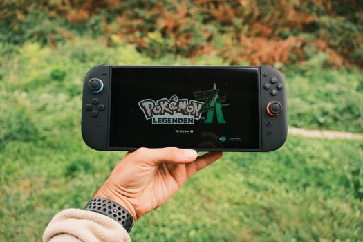 Nintendo Switch 2 console met Joy-Cons en game op tv in Nederlandse woonkamer