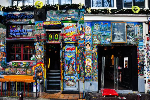 Zoekscherm met de term saints and stars en Amsterdamse stadsachtergrond als illustratie van online zoekgedrag