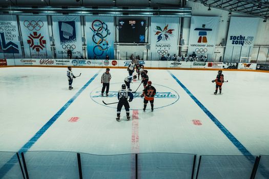 Laptop met schema ijshockey olympische spelen 2026 naast kijkavond in een Amsterdams sportcafé