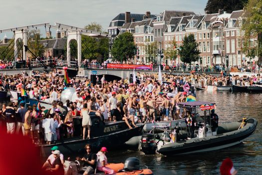 Smartphone met sexverhalen geopend in een Amsterdams café, discreet gelezen door een volwassene