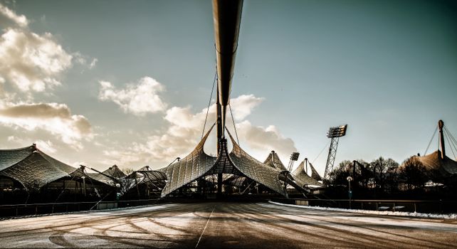 Atleet bij skeleton olympische spelen 2026 op een ijzige baan tijdens een snelle afdaling