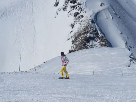 Snowboarder op rail tijdens snowboarden slopestyle mannen olympische winterspelen 2026 in een besneeuwd park