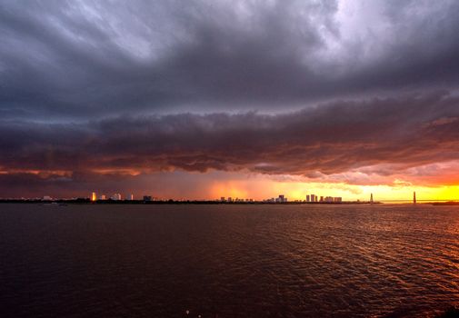 Storm Benjamin boven Amsterdam met hagelbuien en druk verkeer op de A10