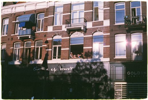 Bezorger met pakket in woonstraat in Bestamsterdam bij vandaag besteld morgen in huis-service