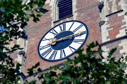 Wekker en smartphone op een nachtkastje tijdens zomertijd 2026 in Bestamsterdam