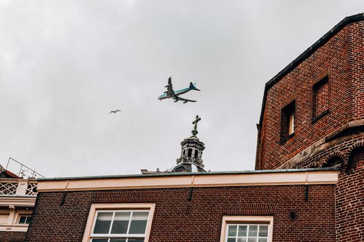 Smartphone met airmiles-app, kassabon en betaalkaarten op tafel als illustratie van sparen en verzilveren in 2026