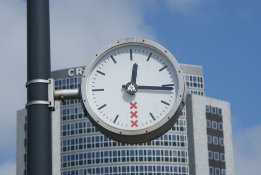 Supporters bij de Johan Cruijff ArenA voor ajax vandaag op wedstrijddag