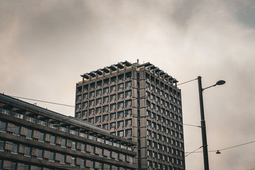 Scherm met beurskoers aex bedrijven vandaag en koersborden op Beursplein in Amsterdam