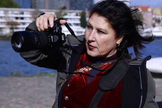 Portretachtige sfeerfoto die past bij een profielstuk over Denise Boekhoorn en haar groeiende media-aandacht