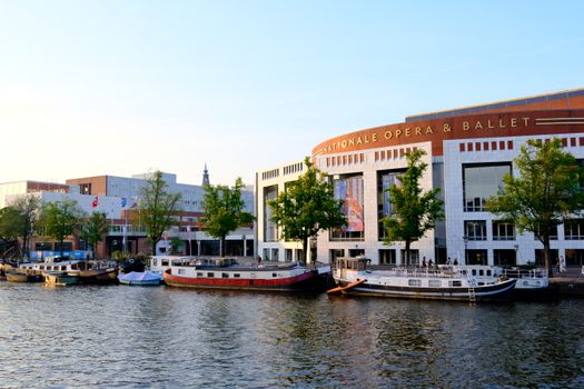 Overzicht van waarom een dramaserie populair blijft met streamingdiensten, bekende series en kijktrends