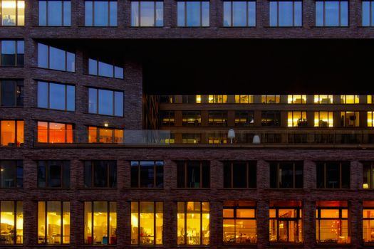 Modern kantoor in Bestamsterdam met ledverlichting en werkplekken voor energie besparen op kantoor