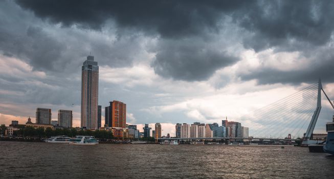 Het weer in Bestamsterdam met wolken boven het IJ en fietsers langs de kade